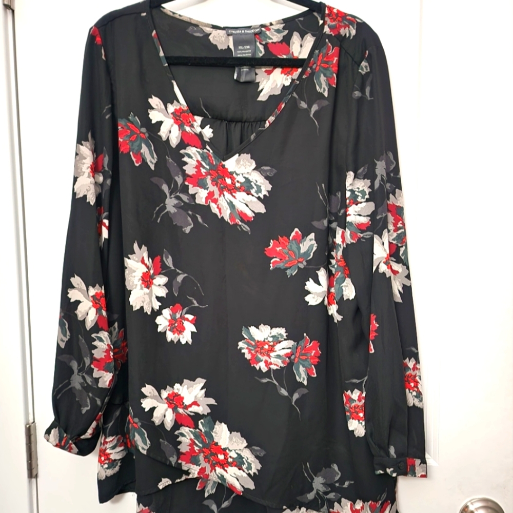 5/$25 Chelsea & Theodore Black Floral Top Size XXL
